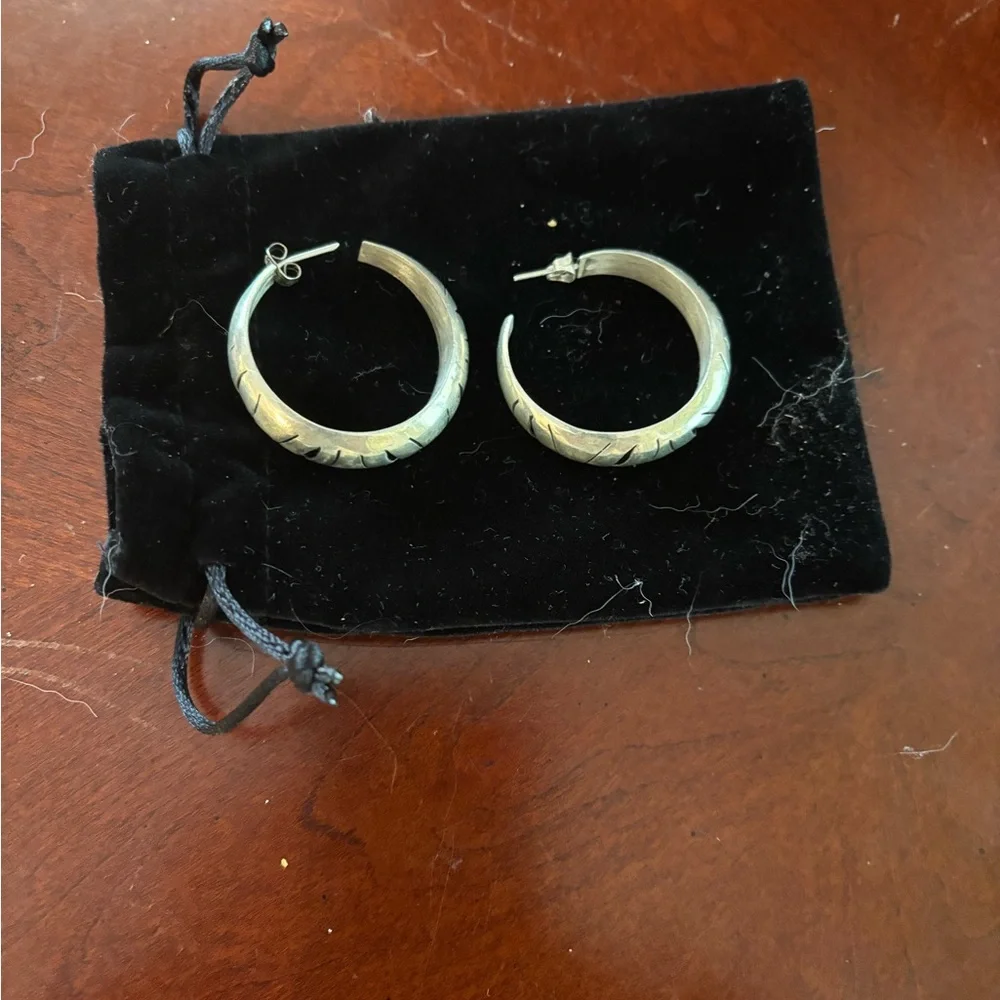 Chic Silver Hoop Earrings - Picture 4 of 4